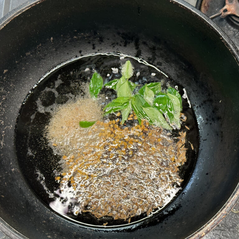 手順 3: 温めたフライパンか鍋に油を加え熱しスパイスAを加える。