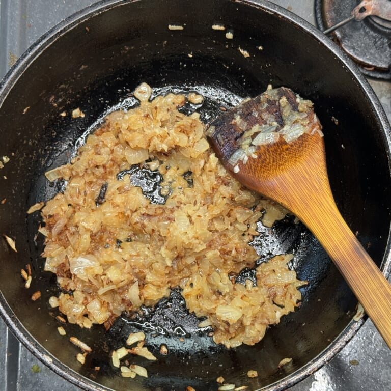 手順 2: 温めたフライパンに油をひきスパイスBを熱し、玉ねぎを半透明になるまで炒める。