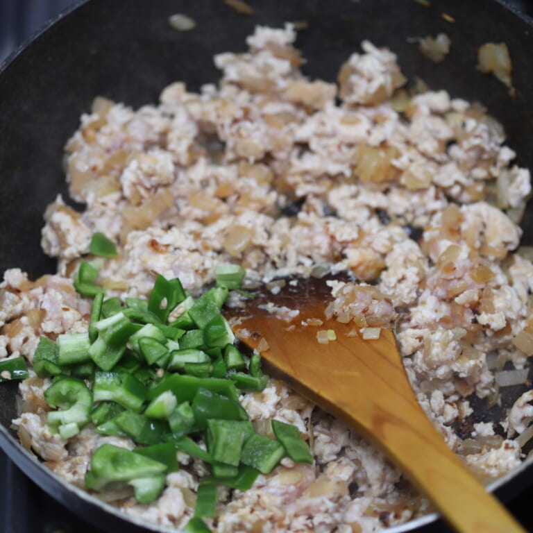 手順 4: 鶏ひき肉を加え肉にしっかりと火が入ったら、なすを加え炒め合わせる。