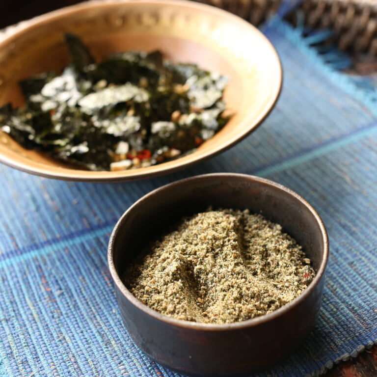 手順 1: 材料の海苔マサラ用（海苔・カシューナッツ・ごま）とスパイスAをそれぞれローストしてレッドペッパー、カシューナッツは刻んで