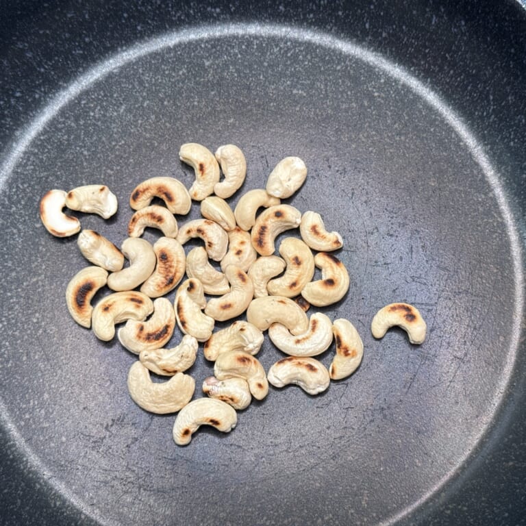 手順 1: スパイスA含む材料をそれぞれローストする。レッドペッパー、カシューナッツは刻んでおく。