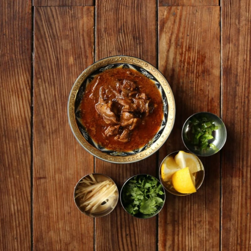 チキンニハリ（ラクナウ風）のレシピ｜ナッツとローズ香る宮廷カレー の完成写真