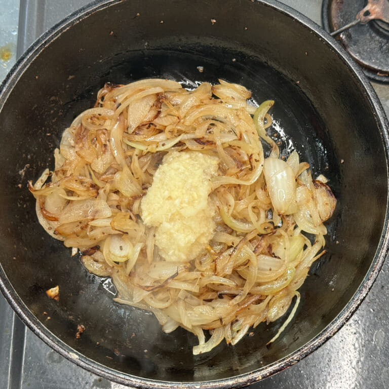 手順 2: 玉ねぎを加え飴色になったらおろしにんにく・生姜を加え炒める。