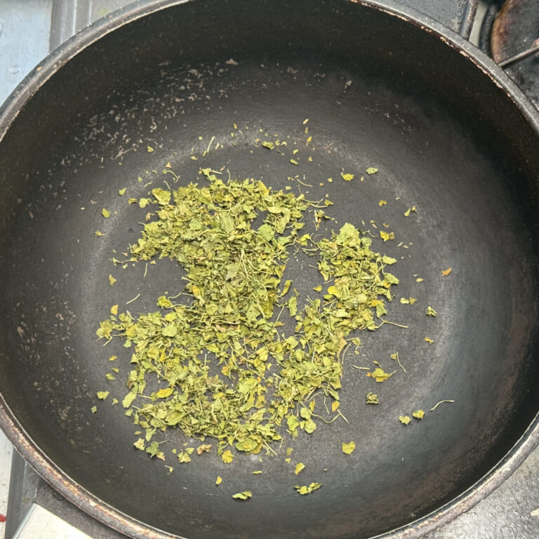 手順 1: 温めたフライパンでカスーリメティ を乾煎り（ロースト）して水気が取れたら手で揉んでパウダー状にしておく。