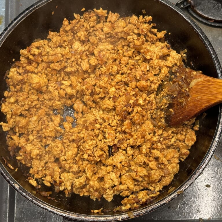 手順 4: 鶏ひき肉を加えしっかりと火が通るまで炒める。