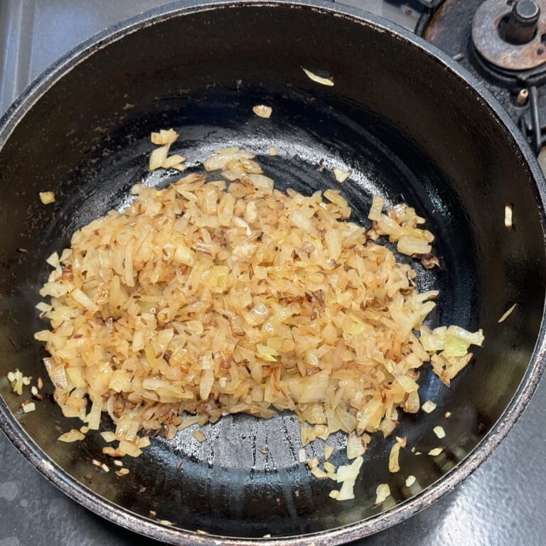 手順 4: クミン(ホール)がシュワシュワしてきたら玉ねぎを加え飴色になるまで炒める。