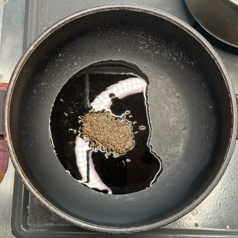 手順 3: 温めたフライパンに油をひき、スパイスBを熱する。