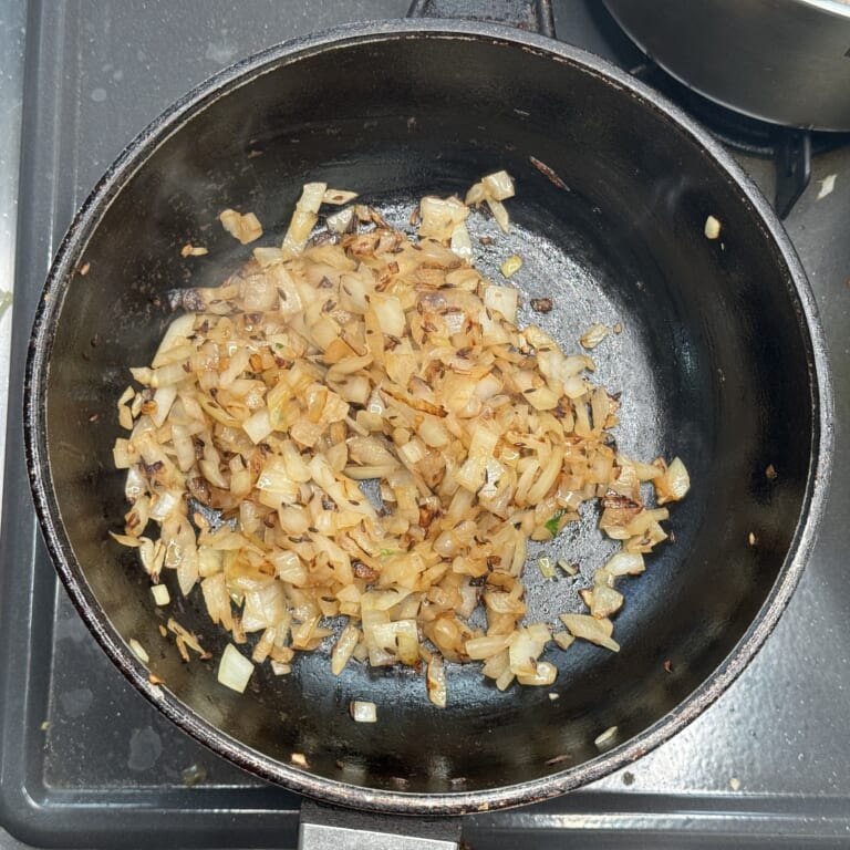 手順 4: 玉ねぎを炒め飴色になったらおろしにんにく・生姜を加え炒める。