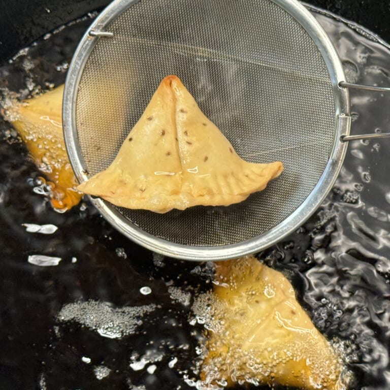手順 9: 約170度くらいに熱した揚げ油で皮がうっすら茶色になるまで揚げたらとりあげる。
