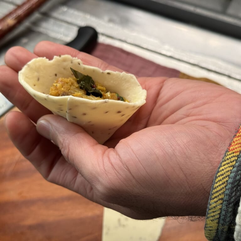 手順 7: 切った断面を合わせるように円錐状の筒を作り、閉まる程度の具材を詰めて蓋をする。
