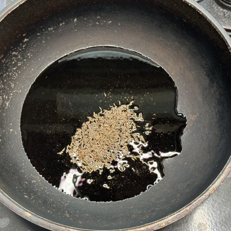 手順 3: 温めたフライパンに油をひきスパイスBを炒める。