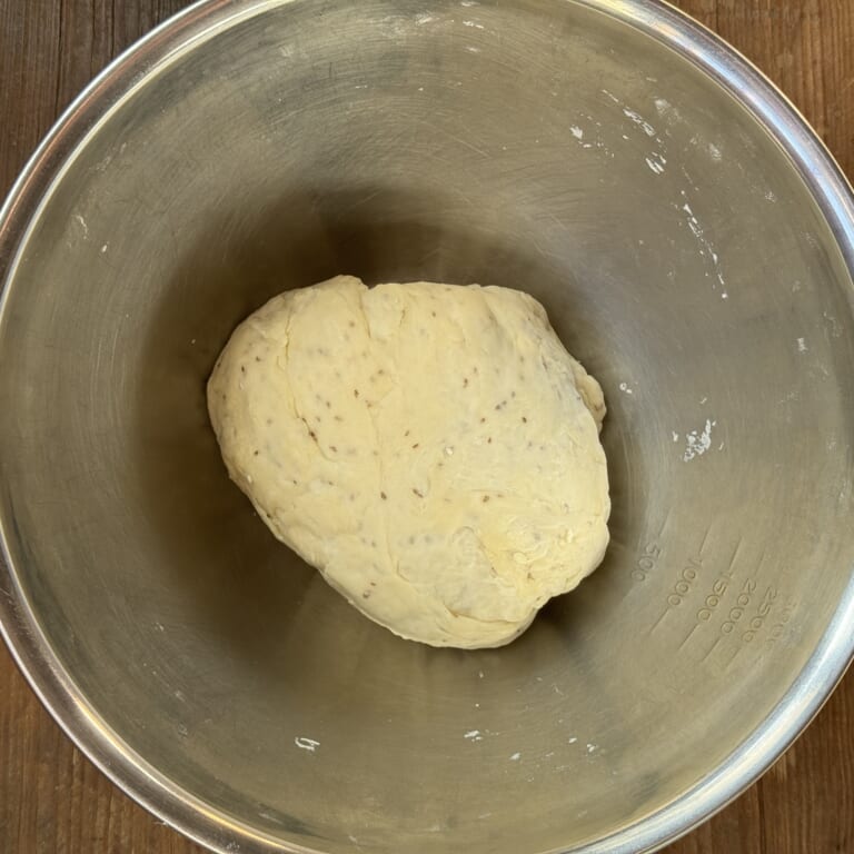 手順 1: ボウルに水以外の材料とスパイスAを混ぜ合わせておき、水を少しずつ加え耳たぶより少し固いくらいまでこねておく。