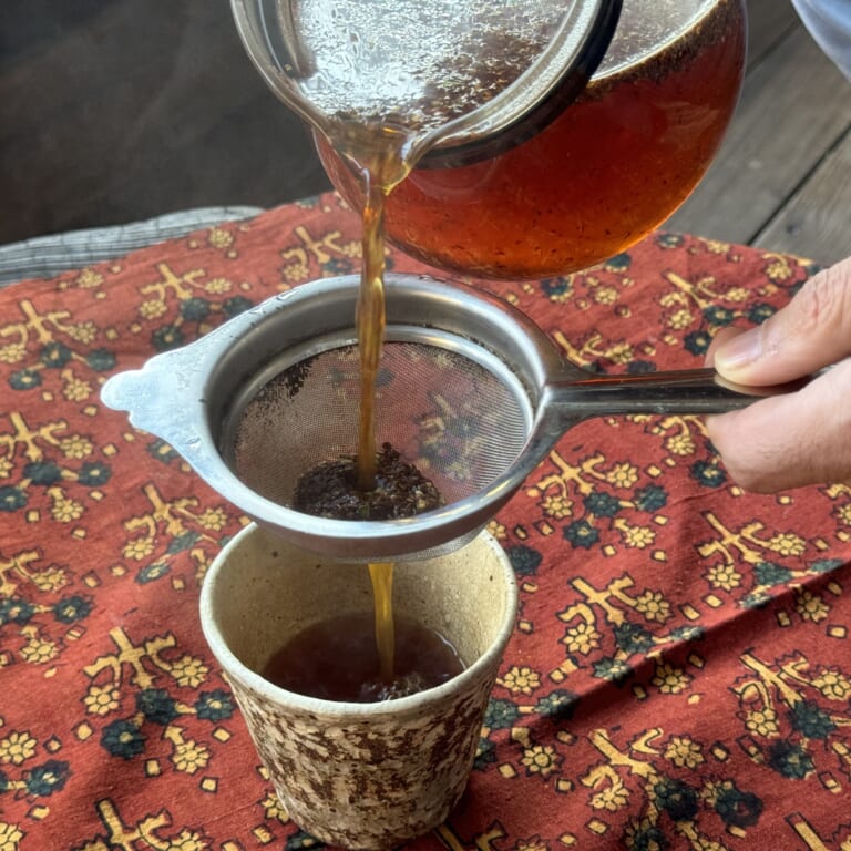 手順 2: 茶こしでこして飲む。