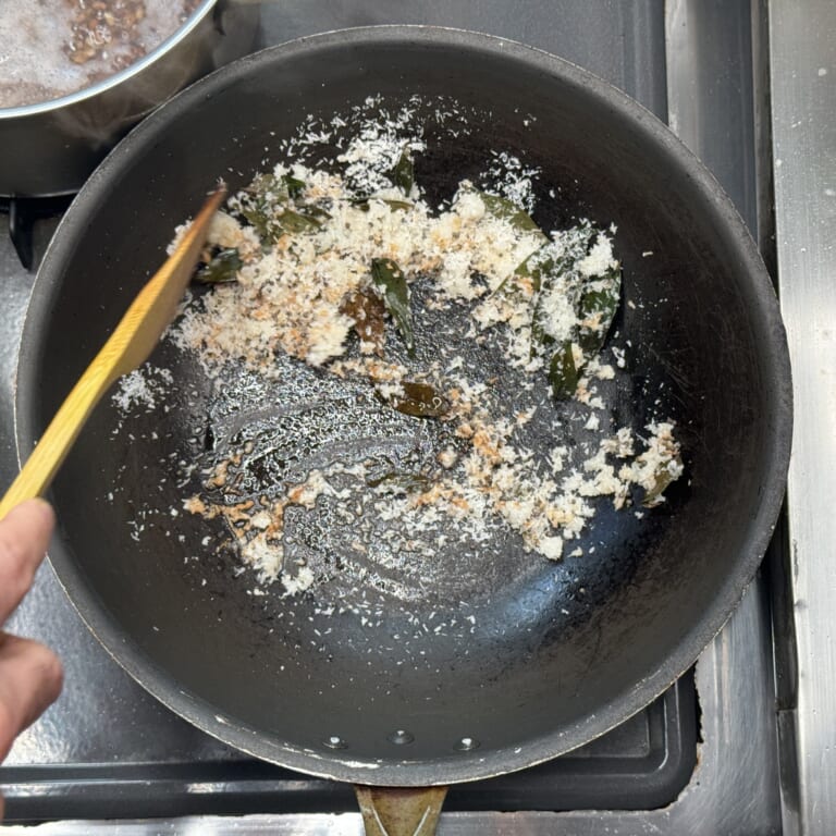 手順 4: 温めたフライパンに油をひきマスタードシード、カレーリーフ、ココナッツファインの順に炒めておく。
