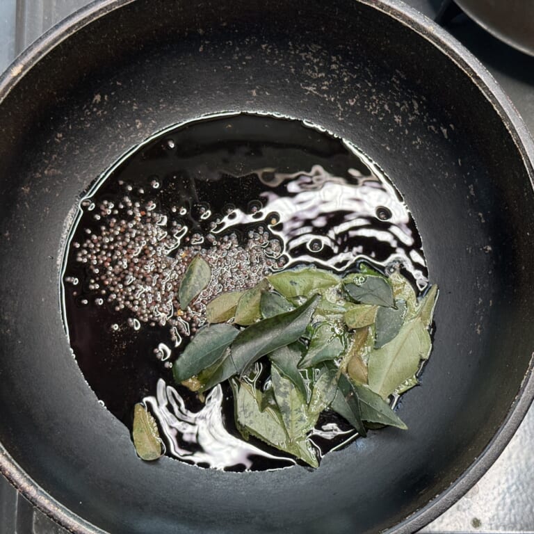 手順 3: 温めたフライパンに油をひき、スパイスCを熱し玉ねぎを炒める。