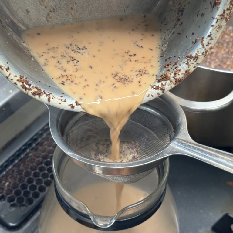 手順 3: 茶漉しでこす。