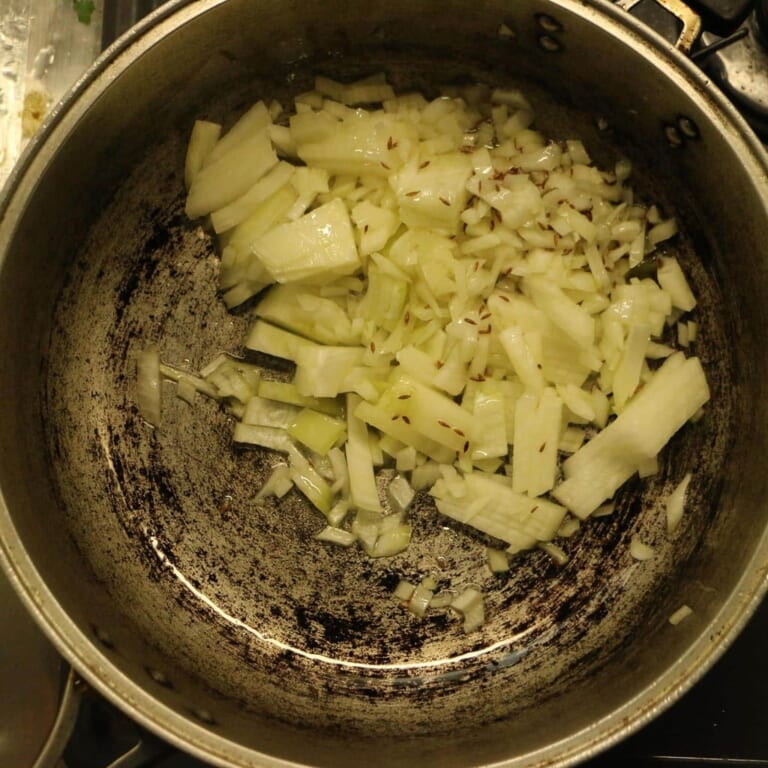 手順 2: シュワシュワしてきたら玉ねぎを入れ、全体が薄い飴色になるまで炒める。
