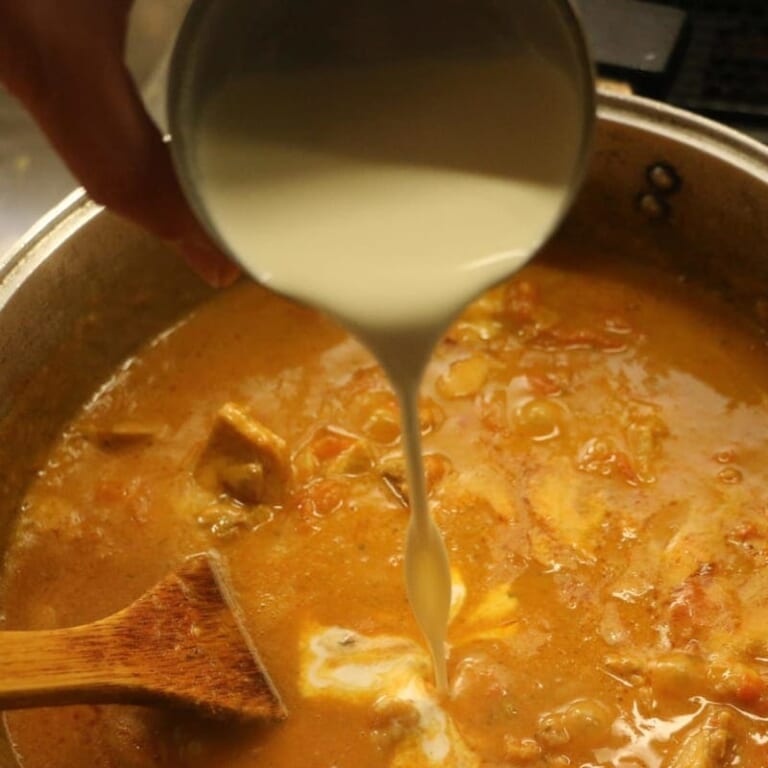 手順 5: 鶏もも肉にしっかりと火が通ったら生クリームを加え約5分煮込む。