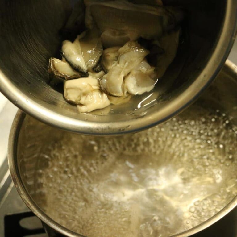 手順 2: 沸騰したら、牡蠣を加えて茹でます。 牡蠣がぷっくりとしてきたら火を止めて、ザルにあげて水気をとります。