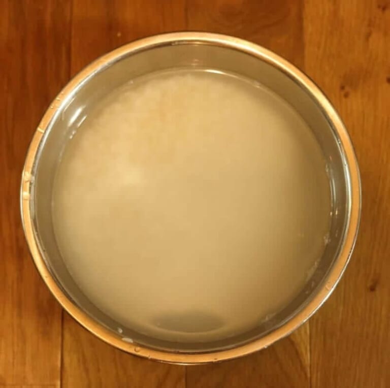 手順 1: インディカ米を水でつけておき、他の食材の準備をする。