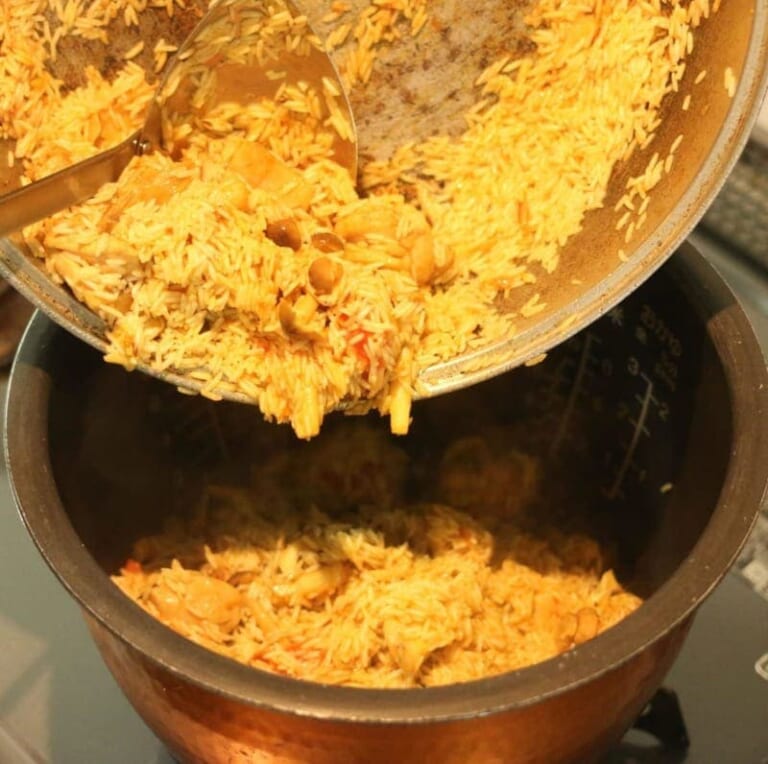 手順 7: 炊飯器に移し、シナモンスティック、残していたショウガの千切りを加える。