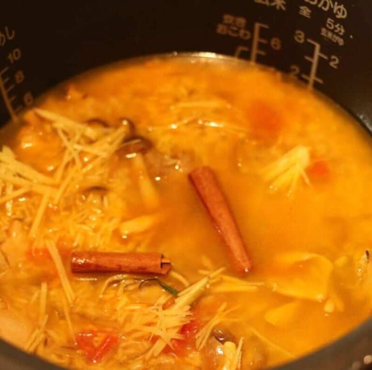 手順 8: 具材に水が被る水位+1cm程度まで水を加える。炊飯器で「炊き込みご飯モード」があればそれで、なければ普通に炊く。
