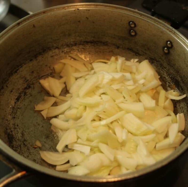 手順 2: 香りが立ってきたら玉ねぎを加え炒め、飴色になったらにんにく、生姜を加える。