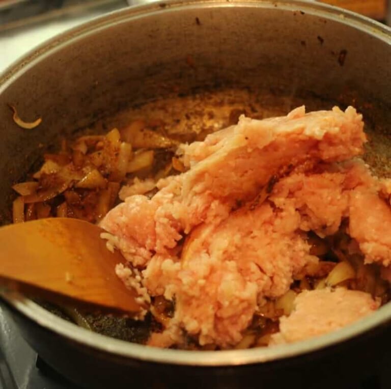 手順 4: 鶏ひき肉を加え、色が変わるまで炒める。