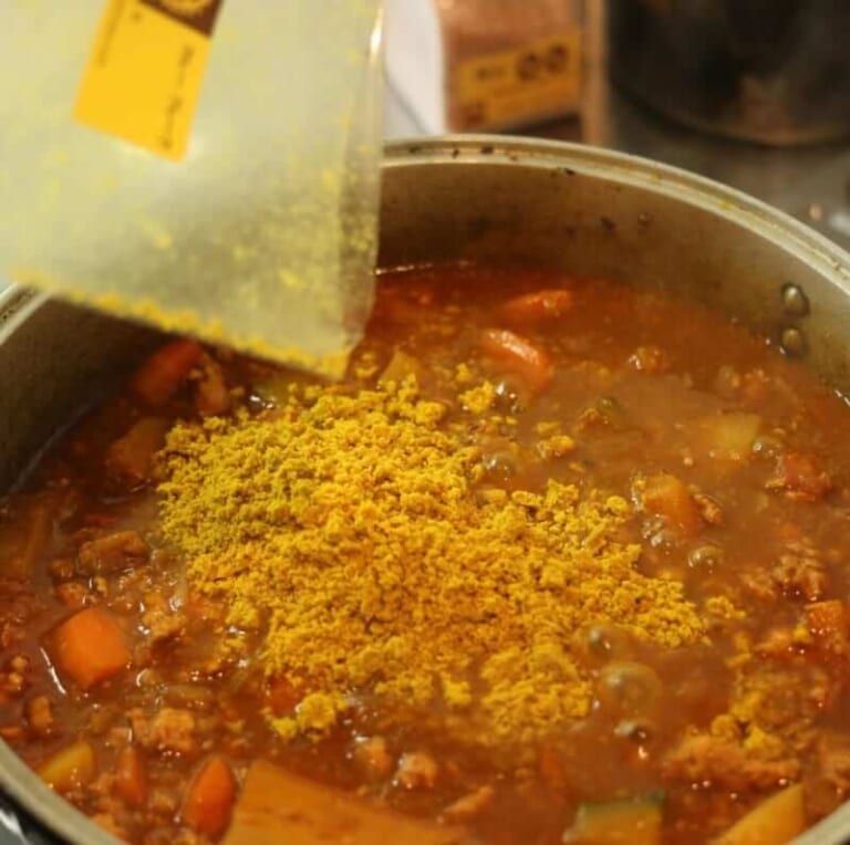 手順 7: カレーフレーク全量を混ぜ合わせ、牛乳を加えて、完成です。