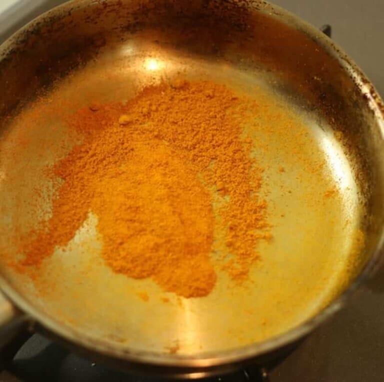 手順 1: カレー粉をフライパンであぶり、香りを引き出します。