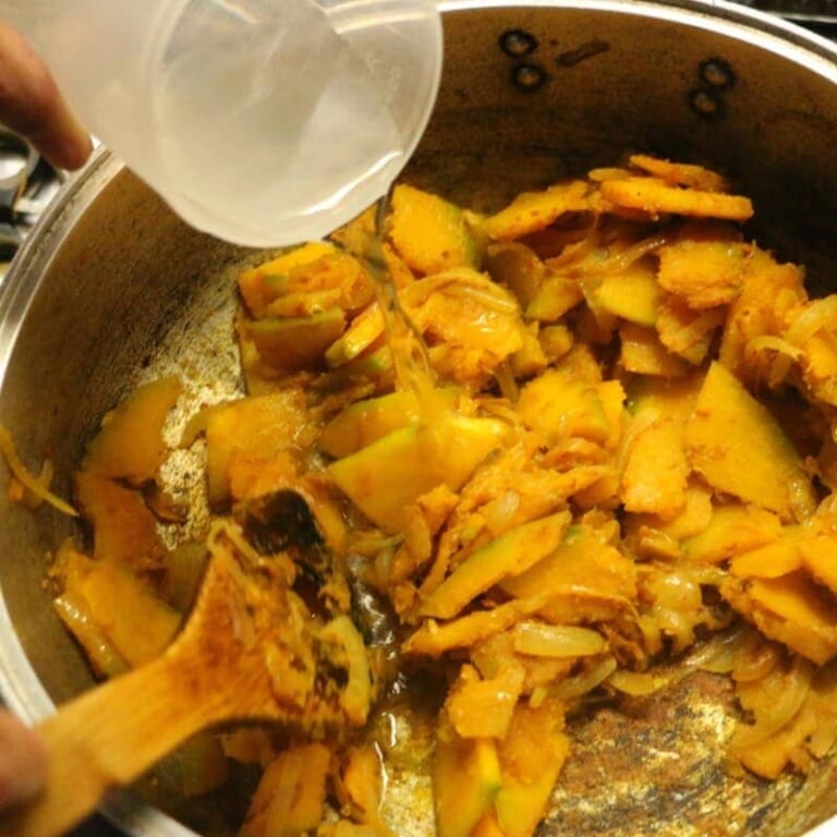 手順 3: カボチャに火が通ったら、少しずつ水（カップ1くらい、分量内）で伸ばして行きゴールデンミルクと塩を加える。