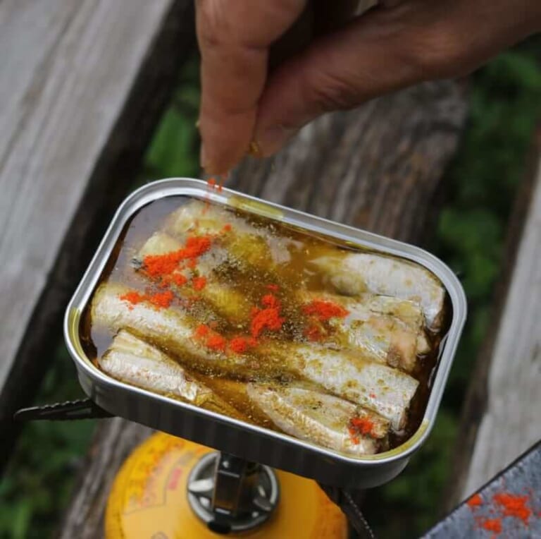 手順 1: 缶詰を開け、スパイスと塩を加える。 ※アチャールは保存食のため塩が多めです。保存を目的としない場合は適宜ご調整ください。