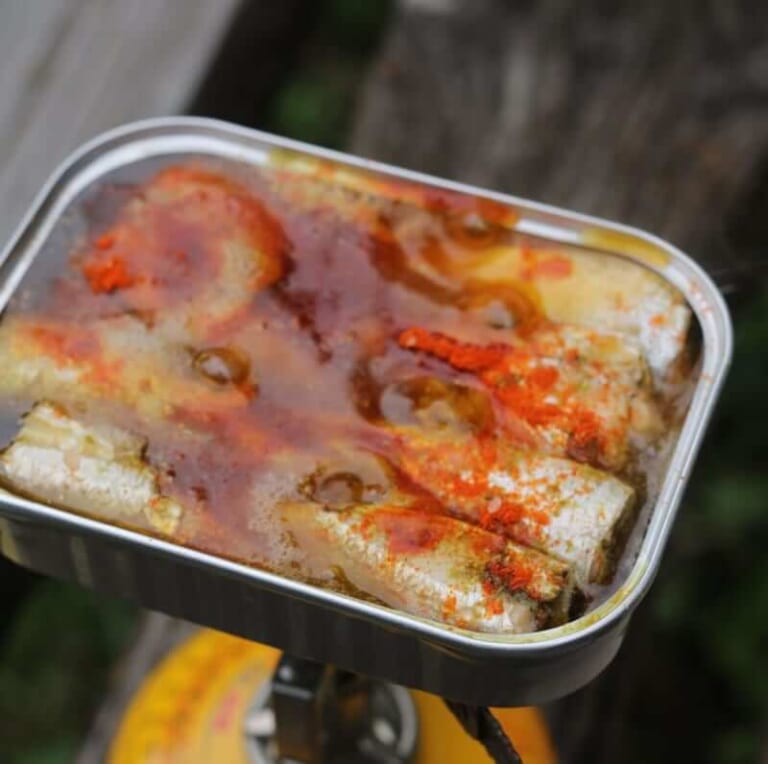 手順 2: 直火もしくはトースタなどにスパイスと塩を加えたイワシの缶詰を火にかえる。