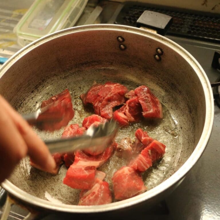 手順 1: 温めたフライパンに油とカレーブックのスパイスミックスAを加える。香りが出てきたら牛肉の表面がに色が着くまで焼いておき、牛