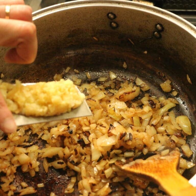 手順 2: 牛肉を取り出した鍋にそのまま玉ねぎを加え飴色になるまで炒め、その後にんにく、生姜を加える。