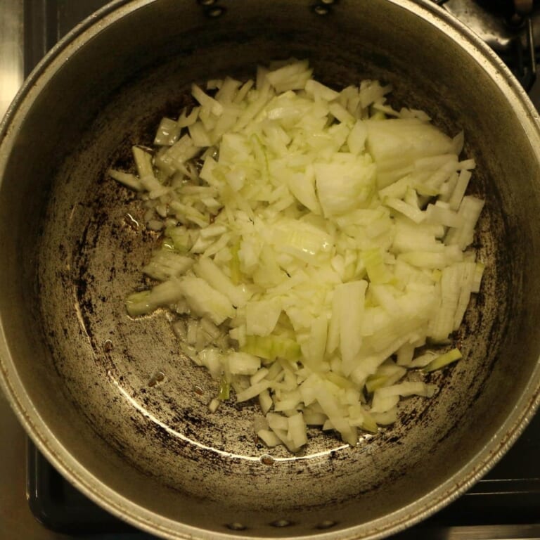 手順 1: 温めたフライパンに油をいれ、スパイスAを炒める。シュワシュワしてきたら玉ねぎを入れ、全体が薄い飴色になるまで炒める。