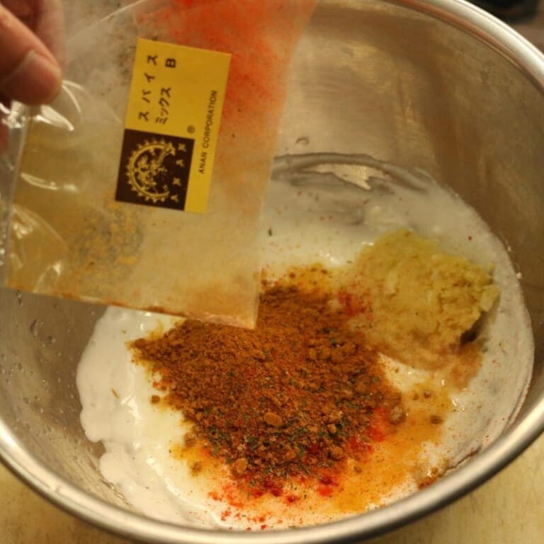 手順 1: ヨーグルト、にんにく、生姜、レモン汁、塩、スパイスミックスB、ガラムマサラ、鶏もも肉、をマリネしておく(約30分)