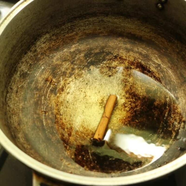 手順 1: ※タマリンドをぬるま湯に入れ、タマリンド水をつくります。 温めた鍋に油をスパイスAを加えます。