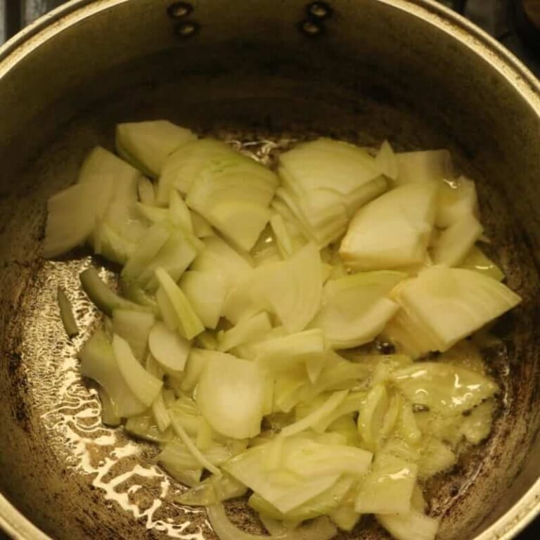 手順 1: フライパンに油を加え、玉ねぎを炒め透明になってきたらトマトを加え炒める。