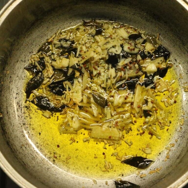 手順 1: 温めたフライパンに油を入れスパイスAのマスタード(ホール)をパチパチするまで炒めます。 火を止めカレーリーフ、にんにく、