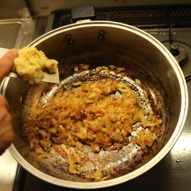 手順 2: にんにく、生姜を加える。