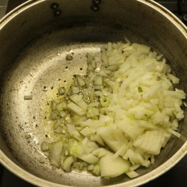 手順 1: タマリンドはぬるま湯に溶いておきます。 温めたフライパンに油を加えスパイスAをパチパチいうまで炒め、玉ねぎを加えます。