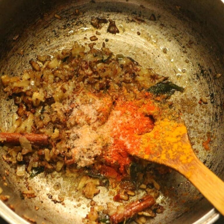 手順 3: スパイスB、塩を加え炒め合わせ水で伸ばして行く。