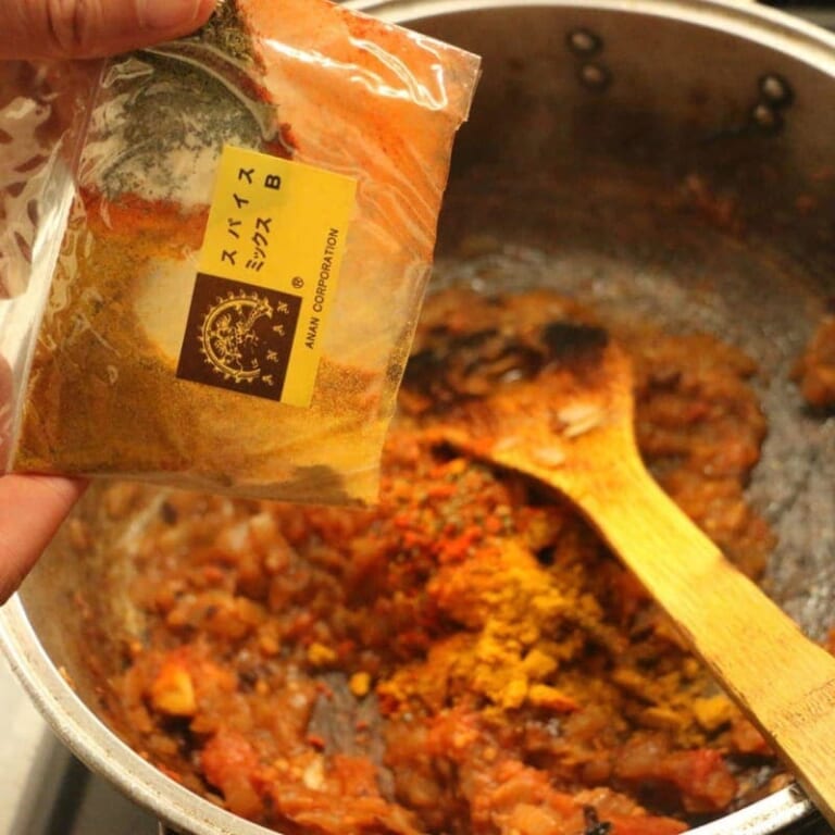 手順 4: 水分が飛んだら、スパイスミックスBと塩を加える。