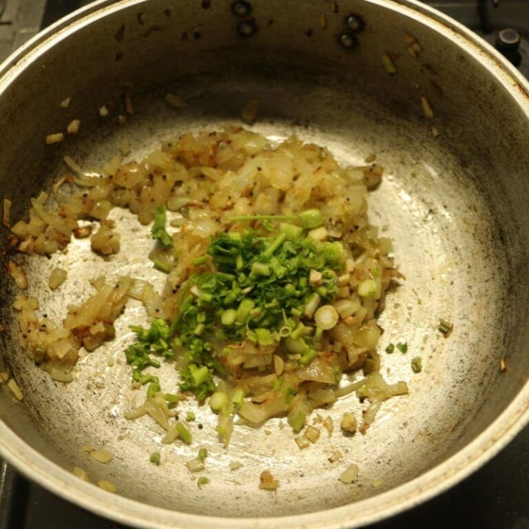 手順 2: 飴色になるまで炒めたらにんにく、生姜、パクチーの根と茎の部分、トマトを加えてよく炒めます。