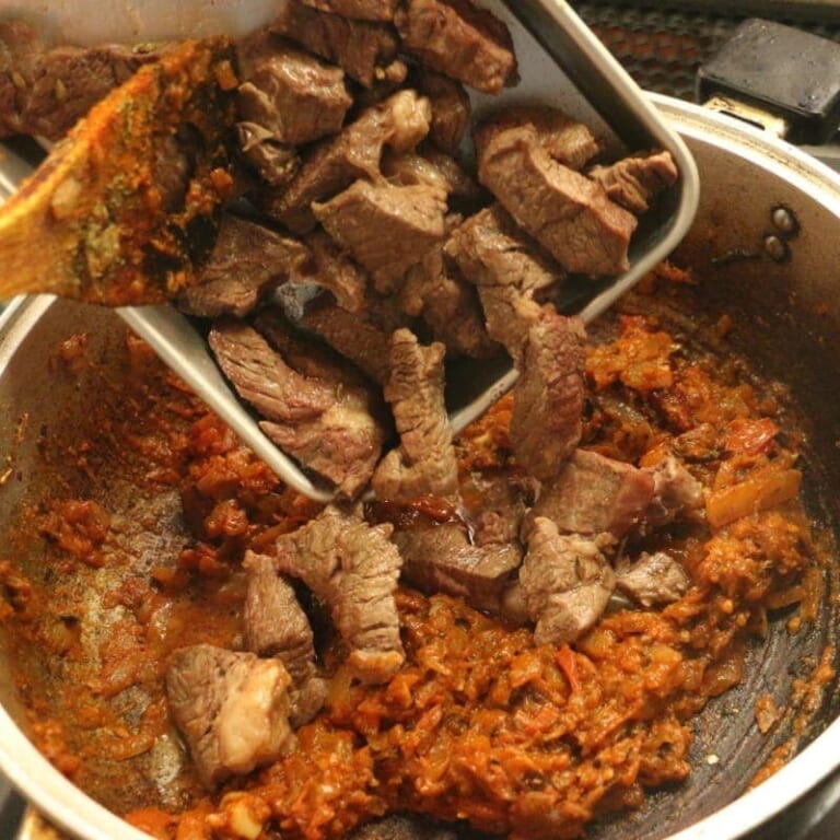 手順 5: 取り出した牛肉を加え馴染ませ水で少しずつ伸ばして行く。
