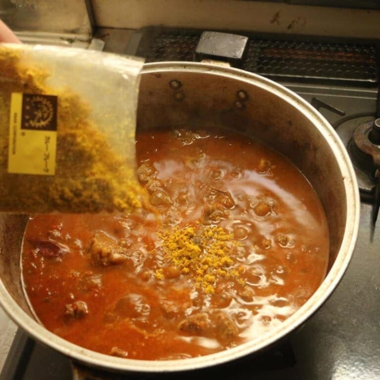 手順 6: カレーフレークを加えしっかりととろみが出てきたら弱火にする。