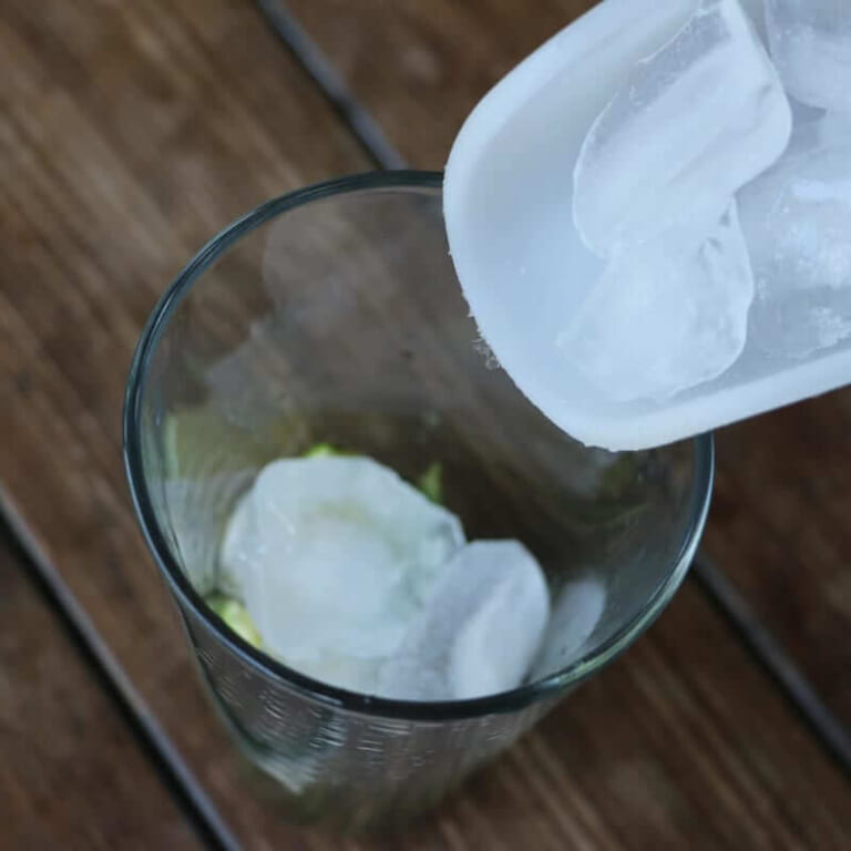 手順 2: 潰したものをコップに移し、その上に氷を加えます。※こっちの方が口にミントが入らず、飲みやすいです。