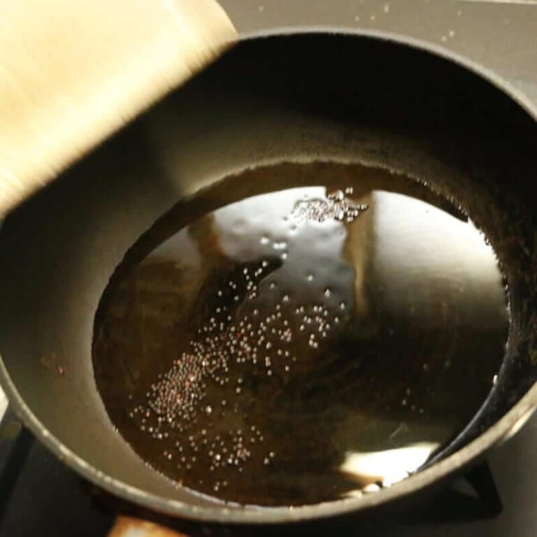 手順 1: ※ホタルイカの目をとっておく。 温めたフライパンに油を入れ、スパイスAを加えパチパチしたら火を止めて油の温度をさげていく