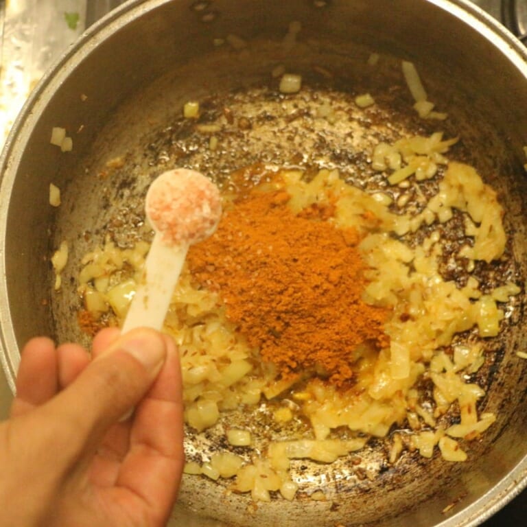 手順 4: 香りが出てきたらスパイスBを加え炒め合わせる。